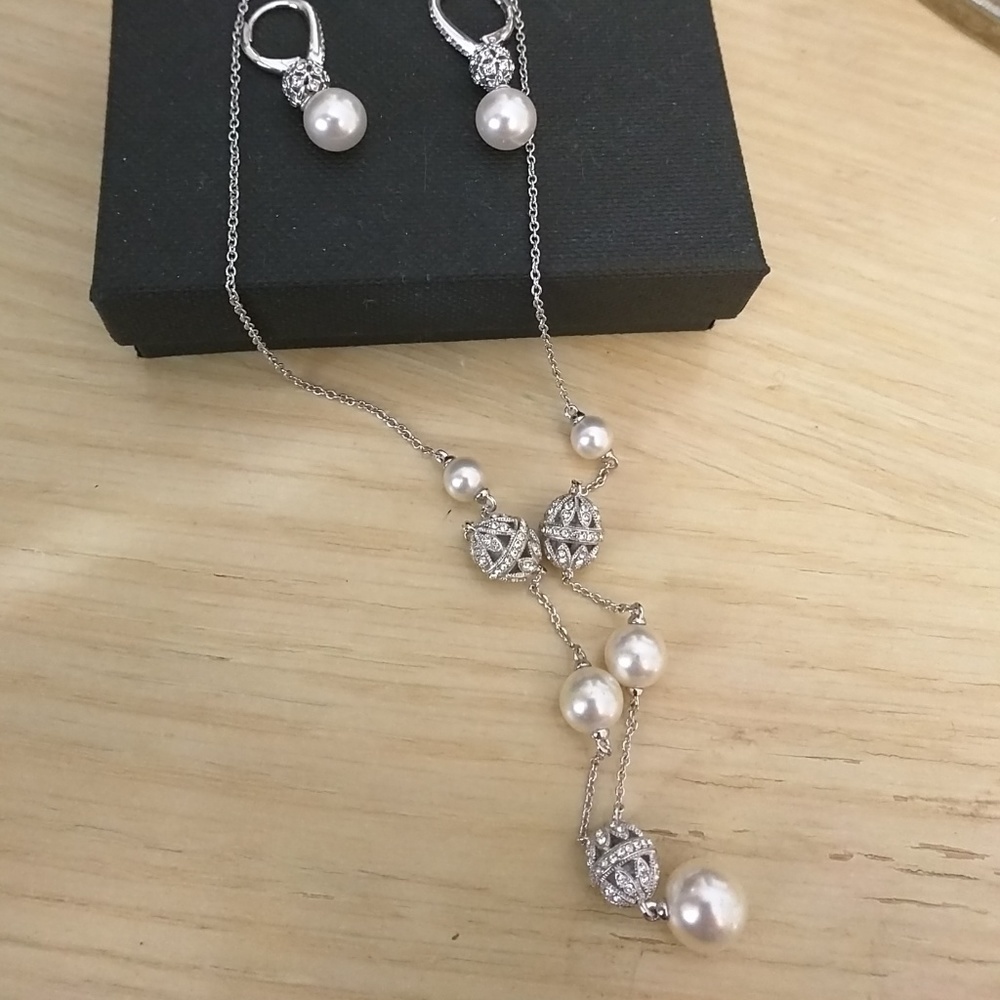 Mother of pearl and crystal diamond set